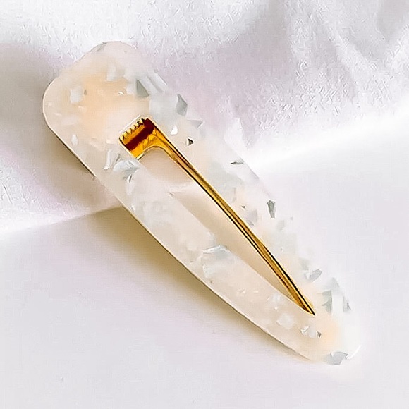 Accessories - ⚜️[𝟯/$𝟭𝟴]⚜️Cream Acrylic Simple Hair Clip NEW